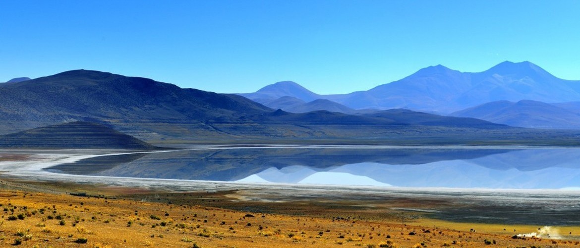 At an altitude of 4580 meters, Peikutso Lake is the largest lake in Shigatse. At an altitude of 4580 meters, Peikutso Lake is the largest lake in Shigatse.
