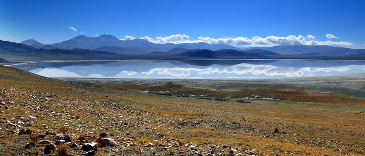 Peikutso Lake is 60 kilometers north of Shishapangma peak and 40 kilometers south of Yarlung Zangbo River. Peikutso Lake is 60 kilometers north of Shishapangma peak and 40 kilometers south of Yarlung Zangbo River.