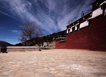 Reting Monastery has a history of more than 900 years. Reting Monastery has a history of more than 900 years.