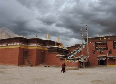 Rutog monasteries painted in red. Rutog monasteries painted in red.