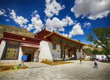 Sera Monassrey is located at the foot of Tatipu Hill in the northern suburb of Lhasa City