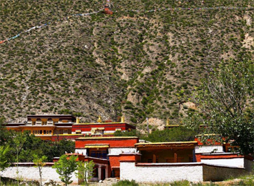 Like most Tibetan monasteries, Yungdrungling Monastery was built under a hill.