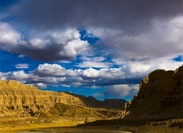Tsaparang was the capital of the ancient kingdom of Guge in the Garuda Valley. Tsaparang was the capital of the ancient kingdom of Guge in the Garuda Valley.