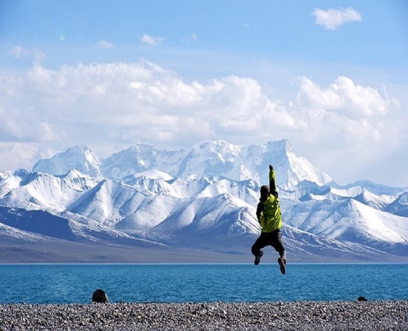 The scenery along the Tibetan lake is really attractive.