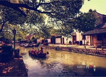 Tongli Water Town is located in the southern suburbs of Suzhou, about an hour's drive from Shanghai. Tongli Water Town is located in the southern suburbs of Suzhou, about an hour's drive from Shanghai.
