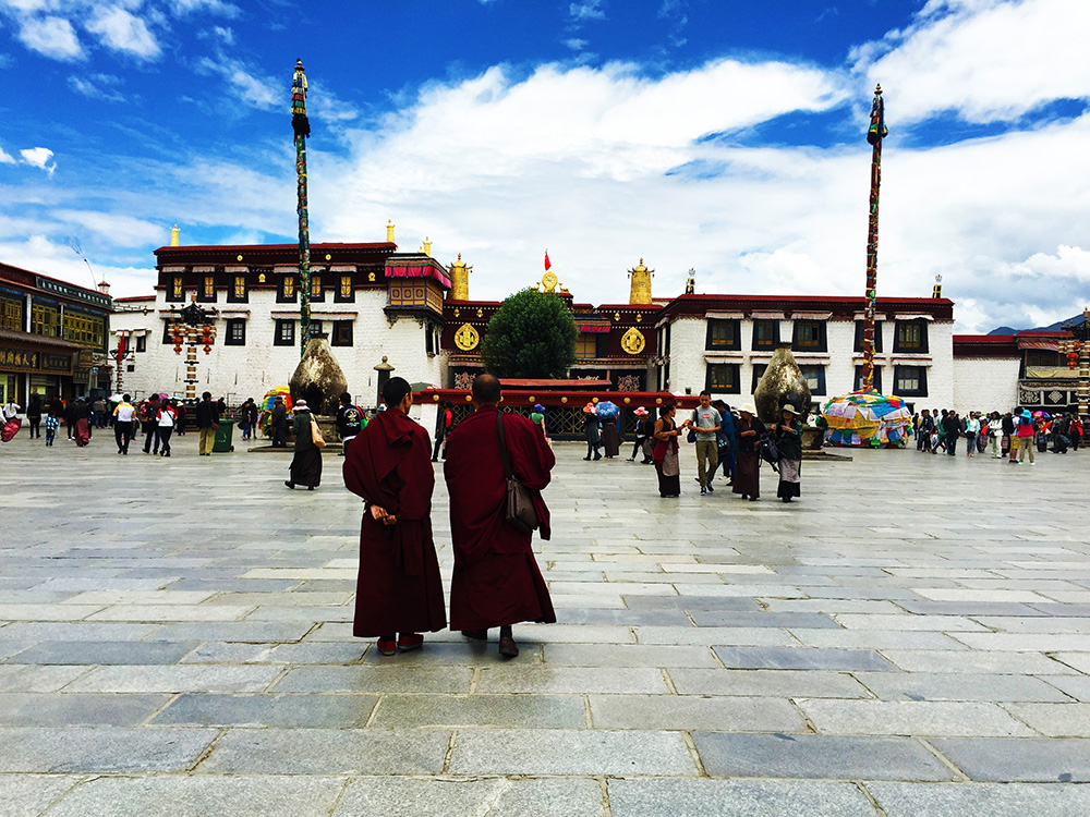 Once arrive in Lhasa, the capital of Tibet with marvelous landmarks, you can explore Tibet to your hearts’ content. The 1, 300-year-old city has many heritage sites, the three must-see highlights are Potala Palace, Jokhang Temple, and Barkhor Street. 