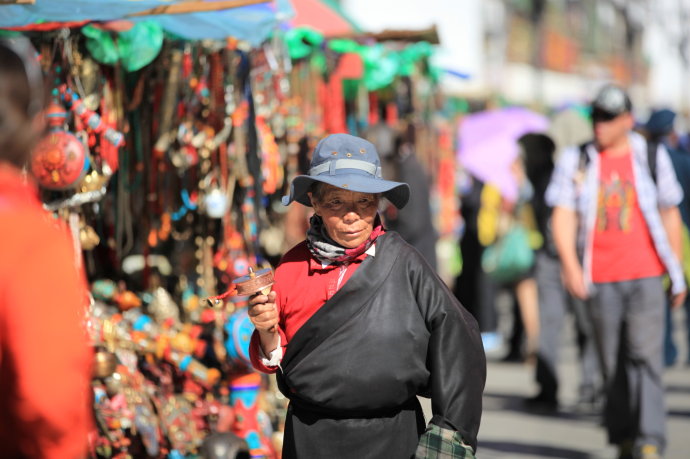 Barkhor Street is a business street full of Tibetan handicrafts. Barkhor Street is a business street full of Tibetan handicrafts.