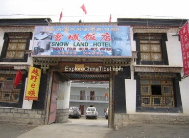 Outer appearance of Snow Land Hotel.