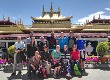 Take photos at the roof of Jokhang Temple, the landmark of Tibet.