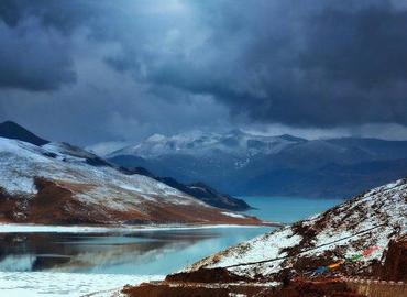 Lake Yamdrok is surrounded by snow-capped mountains in February. Lake Yamdrok is surrounded by snow-capped mountains in February.