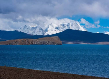 Lake Puma Yumco in Shannan prefecture is attractive. Lake Puma Yumco in Shannan prefecture is attractive.