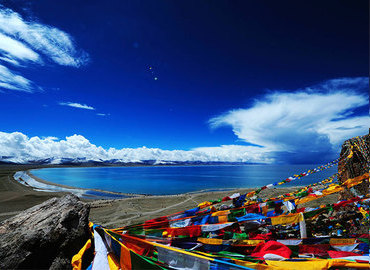 The scenery along the Namtso Lake in June is attractive and charming. The scenery along the Namtso Lake in June is attractive and charming.