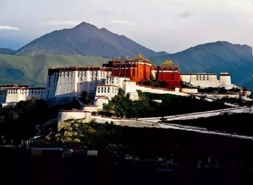 The original Potala Palace was built by the King Songtsan Gampo for his bride in 637 AD, and it was rebuilt by the fifth Dalai Lama.