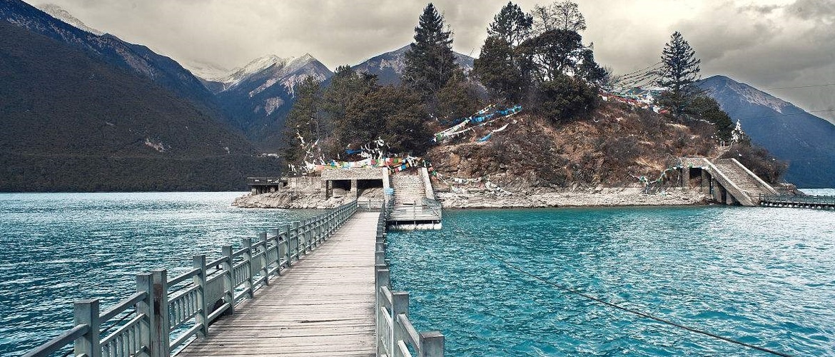Baumtso means green water in Tibetan language. Baumtso means green water in Tibetan language.