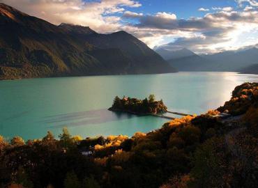 The best time to visit Draksum-tso Lake in Autumn, during which you can see the colorful forests around the lake. The best time to visit Draksum-tso Lake in Autumn, during which you can see the colorful forests around the lake.