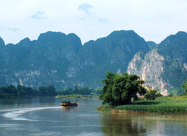 Your boat cruise will get through Li River. Your boat cruise will get through Li River.