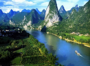 Cruising along Li River, you will not only see karst mountains but also farmland. Cruising along Li River, you will not only see karst mountains but also farmland.