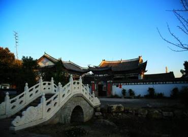 Xizhou village is very distinctive as it's the gathering place of the Bai majority people. Xizhou village is very distinctive as it's the gathering place of the Bai majority people.