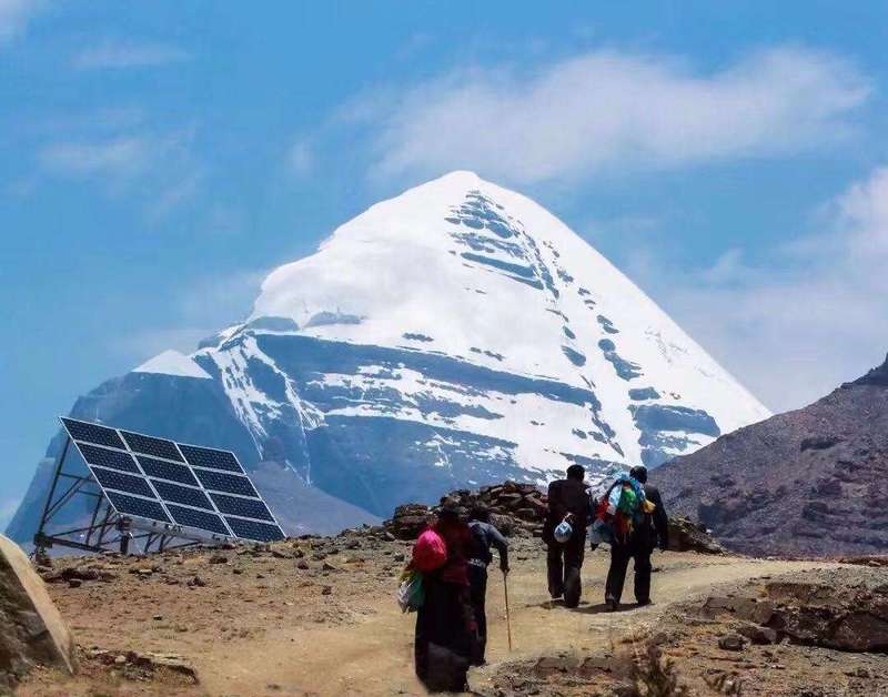 The pilgrims do the Mt.Kailsh Kora. The pilgrims do the Mt.Kailsh Kora.