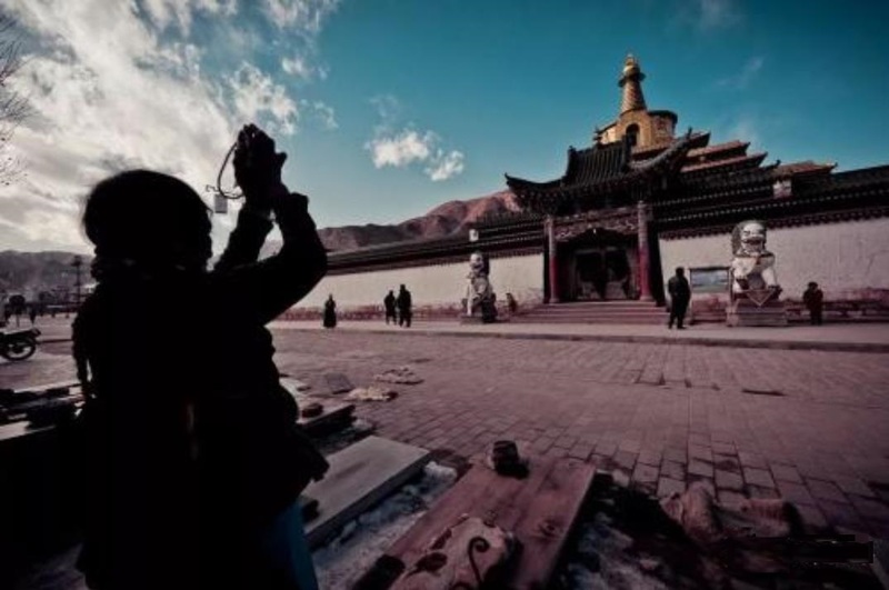 Kowtow è originato dalla religione Bon.