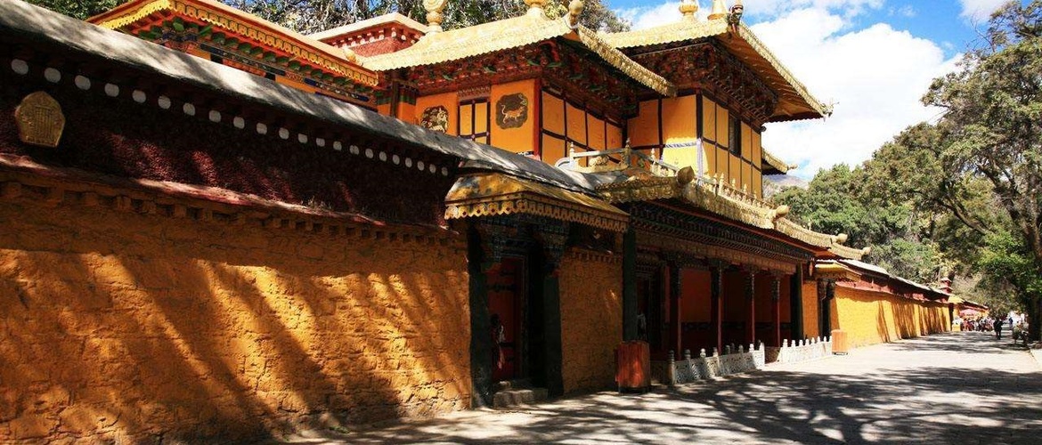 Outside walls of Norbulingka Outside walls of Norbulingka