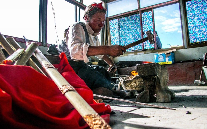 Most exquisite Tibetan knives come from the hands of skilled craftsmen. Most exquisite Tibetan knives come from the hands of skilled craftsmen.