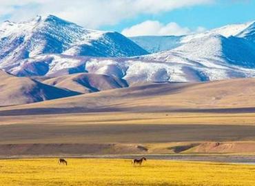 Plateau scenery along Qinghai-Tibet Railway Plateau scenery along Qinghai-Tibet Railway
