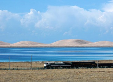 A train running on Qinghai-Tibet rail line. A train running on Qinghai-Tibet rail line.