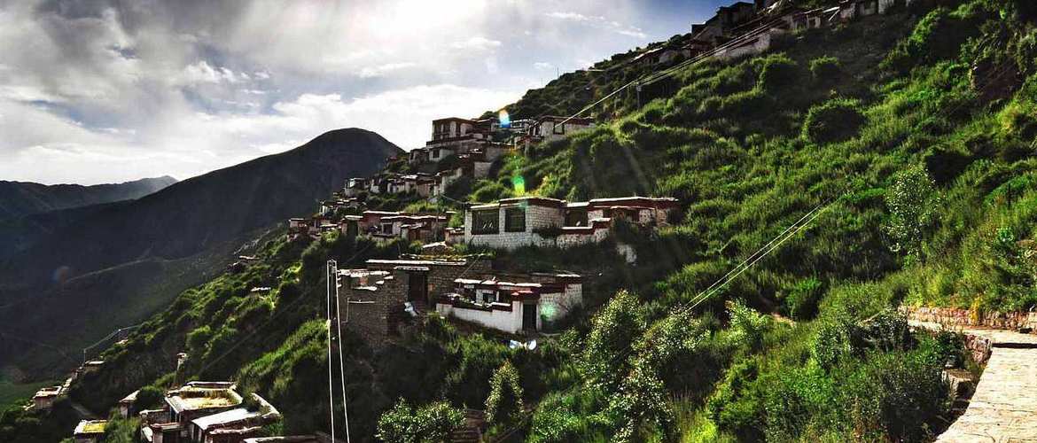 Drigung Til Monastery covers an area of about 3,000 square meters. Drigung Til Monastery covers an area of about 3,000 square meters.