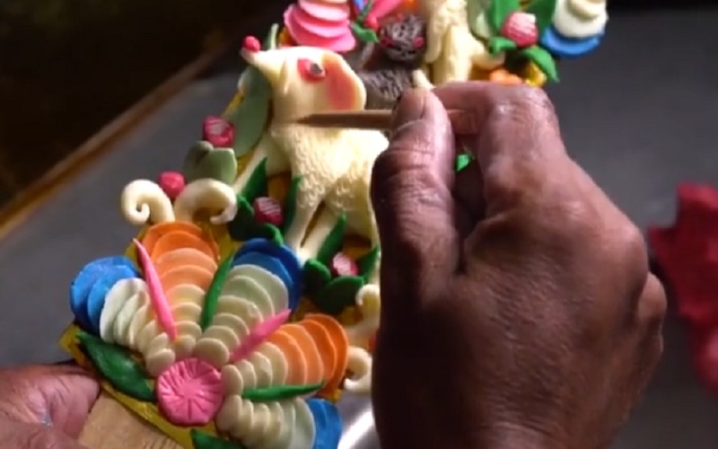 Paint the sculptures