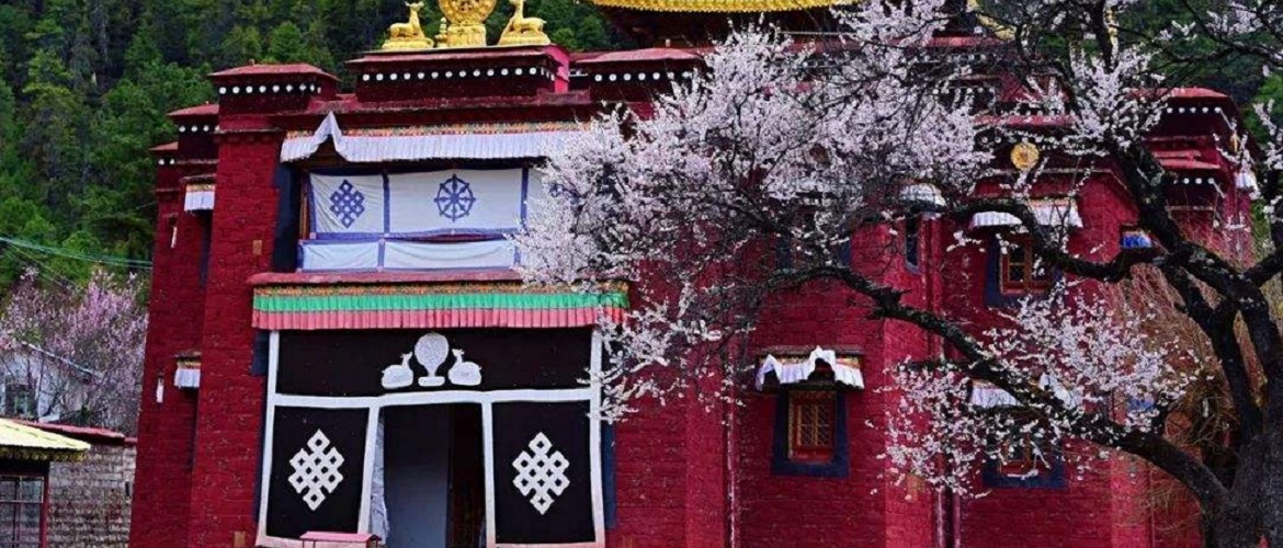Lamaling Temple is surrounded by flowers. Lamaling Temple is surrounded by flowers.