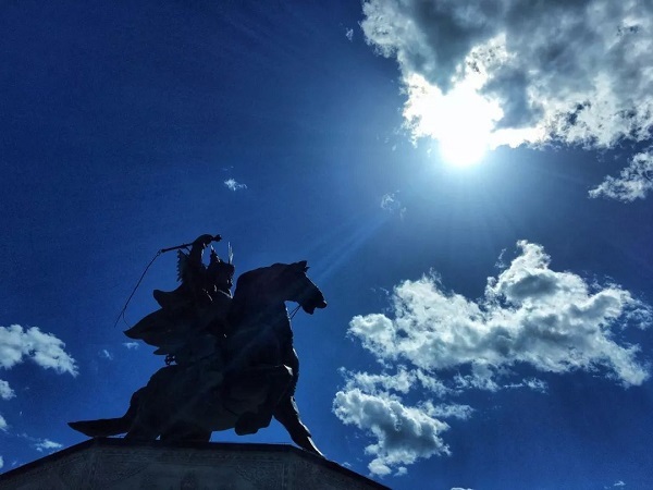 Statue of King Gesar