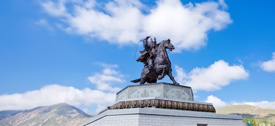 The statue of King Gesar in Yushu