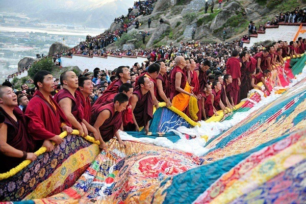 display the huge Buddha Thangka image