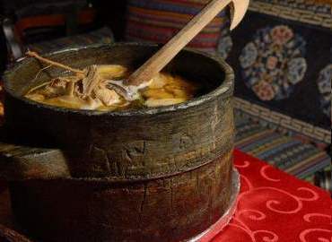 Stone bowl chicken is the most famous cuisine from Nyingchi.