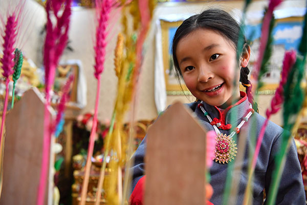 A Tibetan girl is having Chema.