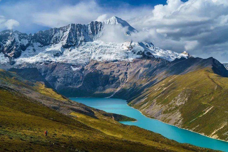 Kula Kangri Snow Mountains
